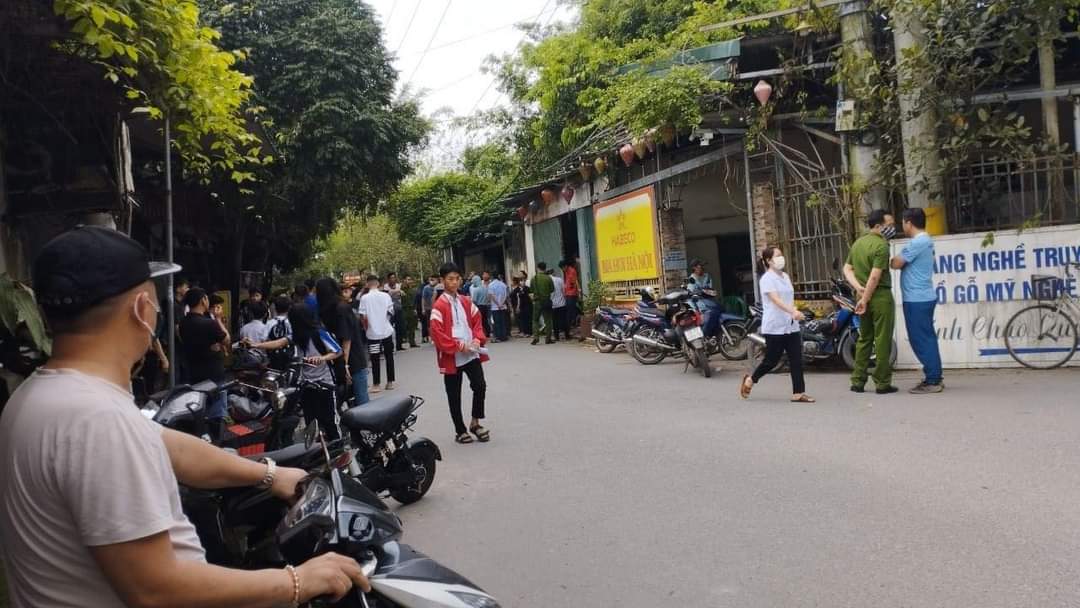 Lực lượng chức năng đang tiến hành điều tra nguyên nhân vụ án mạng (Ảnh CTV) Lực lượng chức năng đang tiến hành điều tra nguyên nhân vụ án mạng (Ảnh CTV)