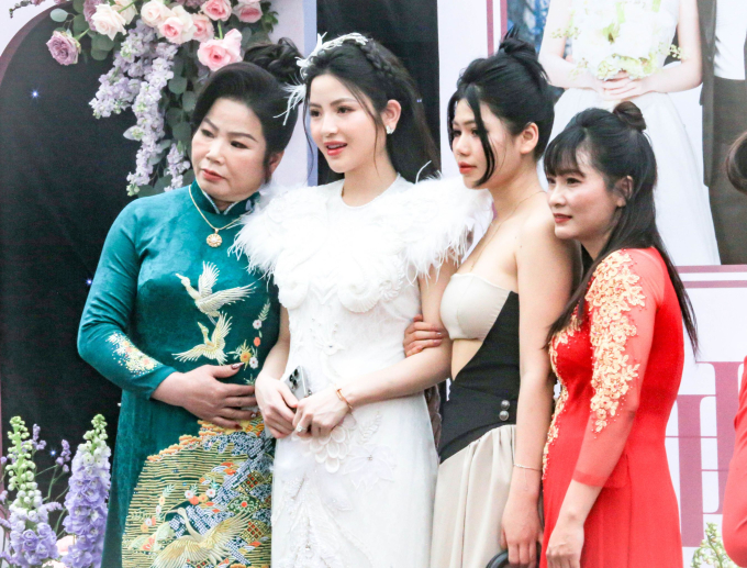 Cô dâu Chu Thanh Huyền xinh như công chúa trong ngày cưới Quang Hải, được cả làng khen vì xinh đẹp lại còn lễ phép chào hỏi - Ảnh 6.