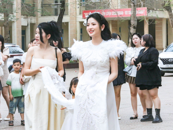 Cô dâu Chu Thanh Huyền xinh như công chúa trong ngày cưới Quang Hải, được cả làng khen vì xinh đẹp lại còn lễ phép chào hỏi - Ảnh 1.