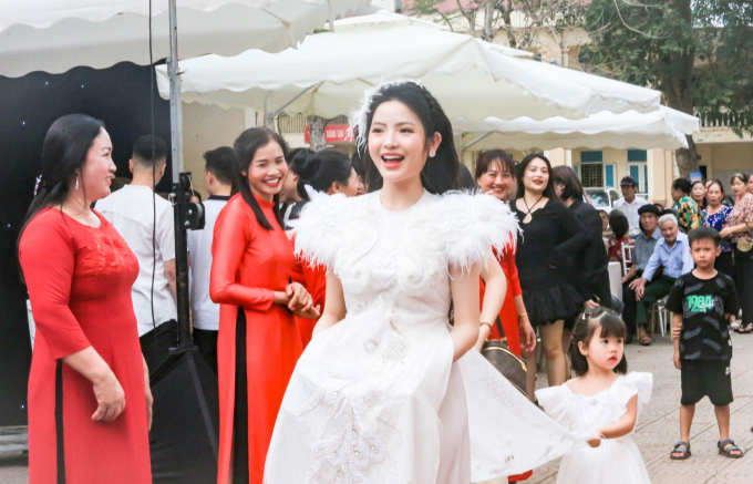Cô dâu Chu Thanh Huyền xinh như công chúa trong ngày cưới Quang Hải, được cả làng khen vì xinh đẹp lại còn lễ phép chào hỏi - Ảnh 3.