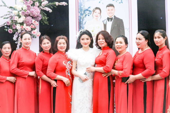 Cô dâu Chu Thanh Huyền xinh như công chúa trong ngày cưới Quang Hải, được cả làng khen vì xinh đẹp lại còn lễ phép chào hỏi - Ảnh 8.