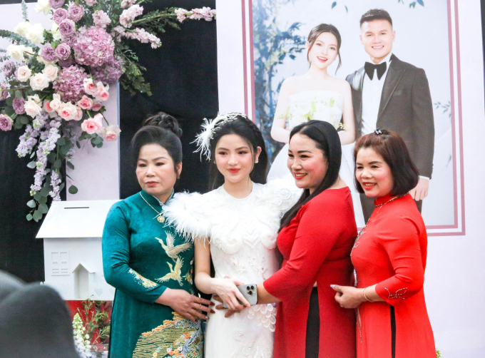 Cô dâu Chu Thanh Huyền xinh như công chúa trong ngày cưới Quang Hải, được cả làng khen vì xinh đẹp lại còn lễ phép chào hỏi - Ảnh 5.