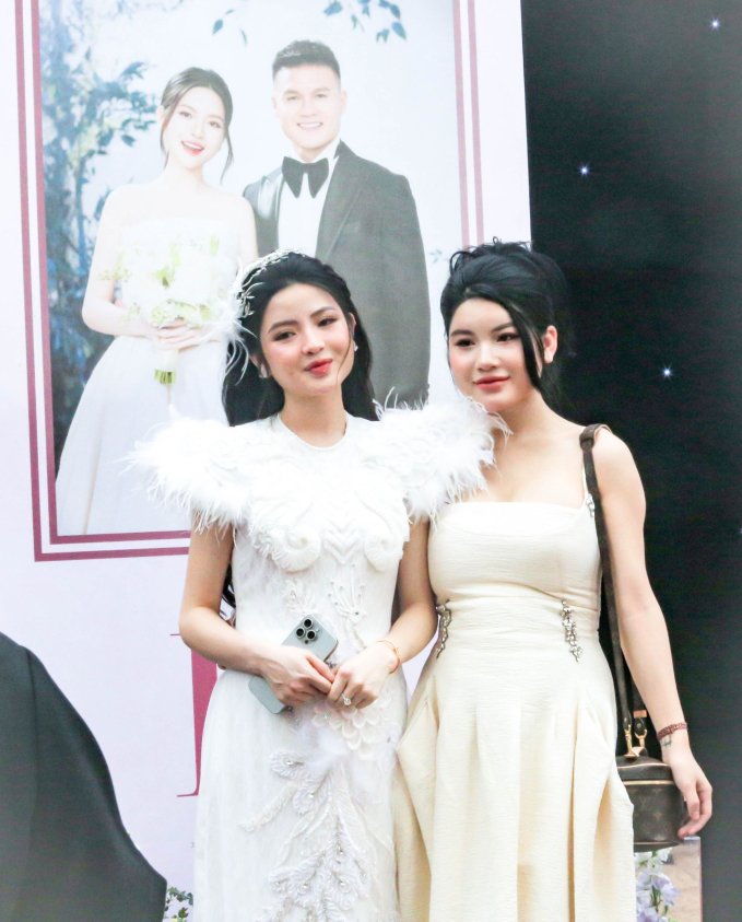 Cô dâu Chu Thanh Huyền xinh như công chúa trong ngày cưới Quang Hải, được cả làng khen vì xinh đẹp lại còn lễ phép chào hỏi - Ảnh 4.