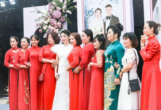 Cô dâu Chu Thanh Huyền xinh như công chúa trong ngày cưới Quang Hải, được cả làng khen vì xinh đẹp lại còn lễ phép chào hỏi - Ảnh 7.