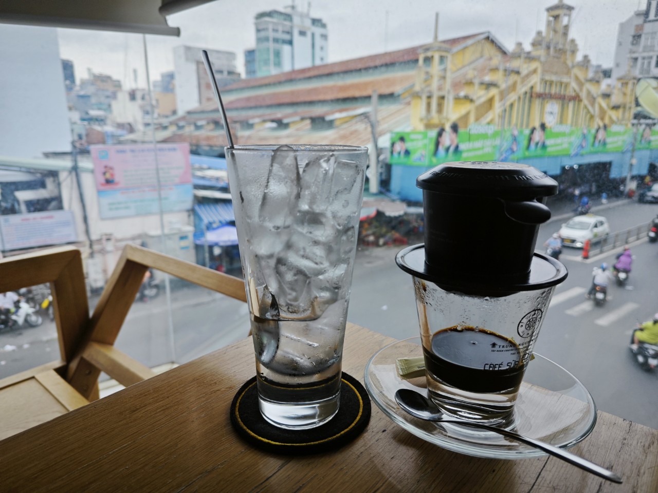 Lý do người Việt vẫn “đi cà phê” mỗi ngày bất chấp kinh tế khó khăn?- Ảnh 1. Lý do người Việt vẫn “đi cà phê” mỗi ngày bất chấp kinh tế khó khăn?- Ảnh 1.