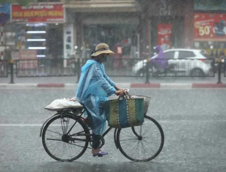 Đón không khí lạnh tăng cường Hà Nội mưa lớn từ chiều tối nay, cảnh báo thời tiết nguy hiểm đi kèm- Ảnh 1.