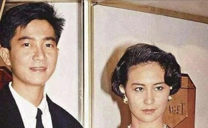 Mối thâm tình của Hà Siêu Quỳnh: Bất chấp miệng đời đi đưa tiễn người thương đoạn đường cuối cùng, đôi bông tai kỷ vật gìn giữ suốt 38 năm - Ảnh 7. Mối thâm tình của Hà Siêu Quỳnh: Bất chấp miệng đời đi đưa tiễn người thương đoạn đường cuối cùng, đôi bông tai kỷ vật gìn giữ suốt 38 năm - Ảnh 7.