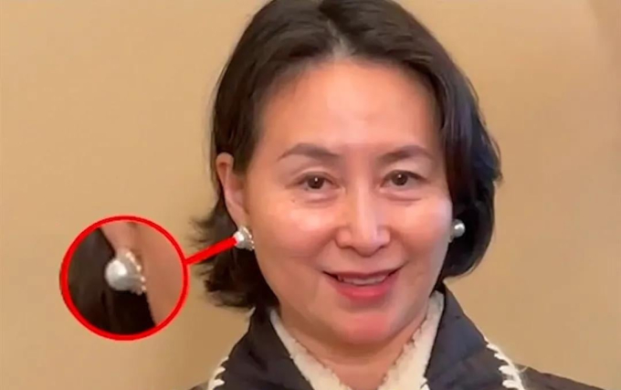 Mối thâm tình của Hà Siêu Quỳnh: Bất chấp miệng đời đi đưa tiễn người thương đoạn đường cuối cùng, đôi bông tai kỷ vật gìn giữ suốt 38 năm - Ảnh 1. Mối thâm tình của Hà Siêu Quỳnh: Bất chấp miệng đời đi đưa tiễn người thương đoạn đường cuối cùng, đôi bông tai kỷ vật gìn giữ suốt 38 năm - Ảnh 1.