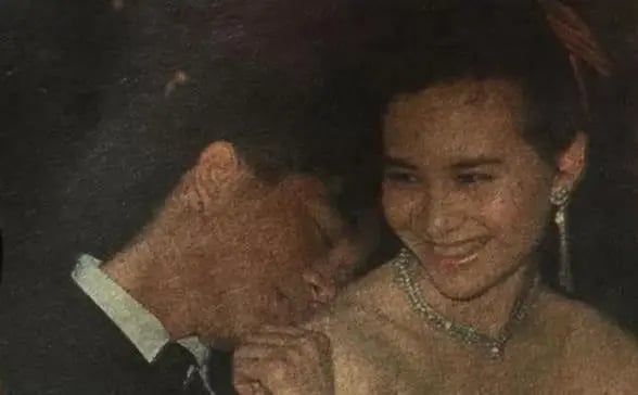 Mối thâm tình của Hà Siêu Quỳnh: Bất chấp miệng đời đi đưa tiễn người thương đoạn đường cuối cùng, đôi bông tai kỷ vật gìn giữ suốt 38 năm - Ảnh 4. Mối thâm tình của Hà Siêu Quỳnh: Bất chấp miệng đời đi đưa tiễn người thương đoạn đường cuối cùng, đôi bông tai kỷ vật gìn giữ suốt 38 năm - Ảnh 4.