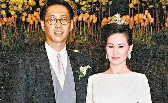 Mối thâm tình của Hà Siêu Quỳnh: Bất chấp miệng đời đi đưa tiễn người thương đoạn đường cuối cùng, đôi bông tai kỷ vật gìn giữ suốt 38 năm - Ảnh 5. Mối thâm tình của Hà Siêu Quỳnh: Bất chấp miệng đời đi đưa tiễn người thương đoạn đường cuối cùng, đôi bông tai kỷ vật gìn giữ suốt 38 năm - Ảnh 5.