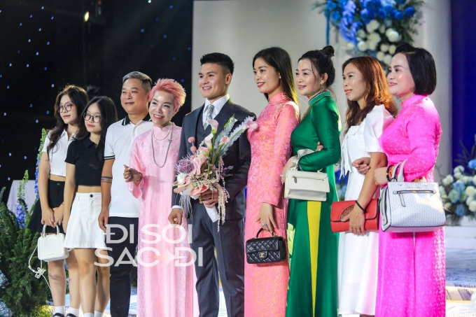 Bó hoa Quang Hải cầm đi trao cho Chu Thanh Huyền trong ngày cưới: Ý nghĩa đặc biệt với ước mong hôn nhân không còn sóng gió - Ảnh 4.