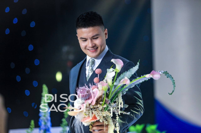 Bó hoa Quang Hải cầm đi trao cho Chu Thanh Huyền trong ngày cưới: Ý nghĩa đặc biệt với ước mong hôn nhân không còn sóng gió - Ảnh 1.