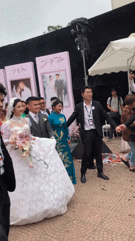 Quang Hải thuê dàn vệ sĩ hùng hậu bảo vệ Chu Thanh Huyền, không khác gì đám cưới sao hạng A showbiz - Ảnh 1.