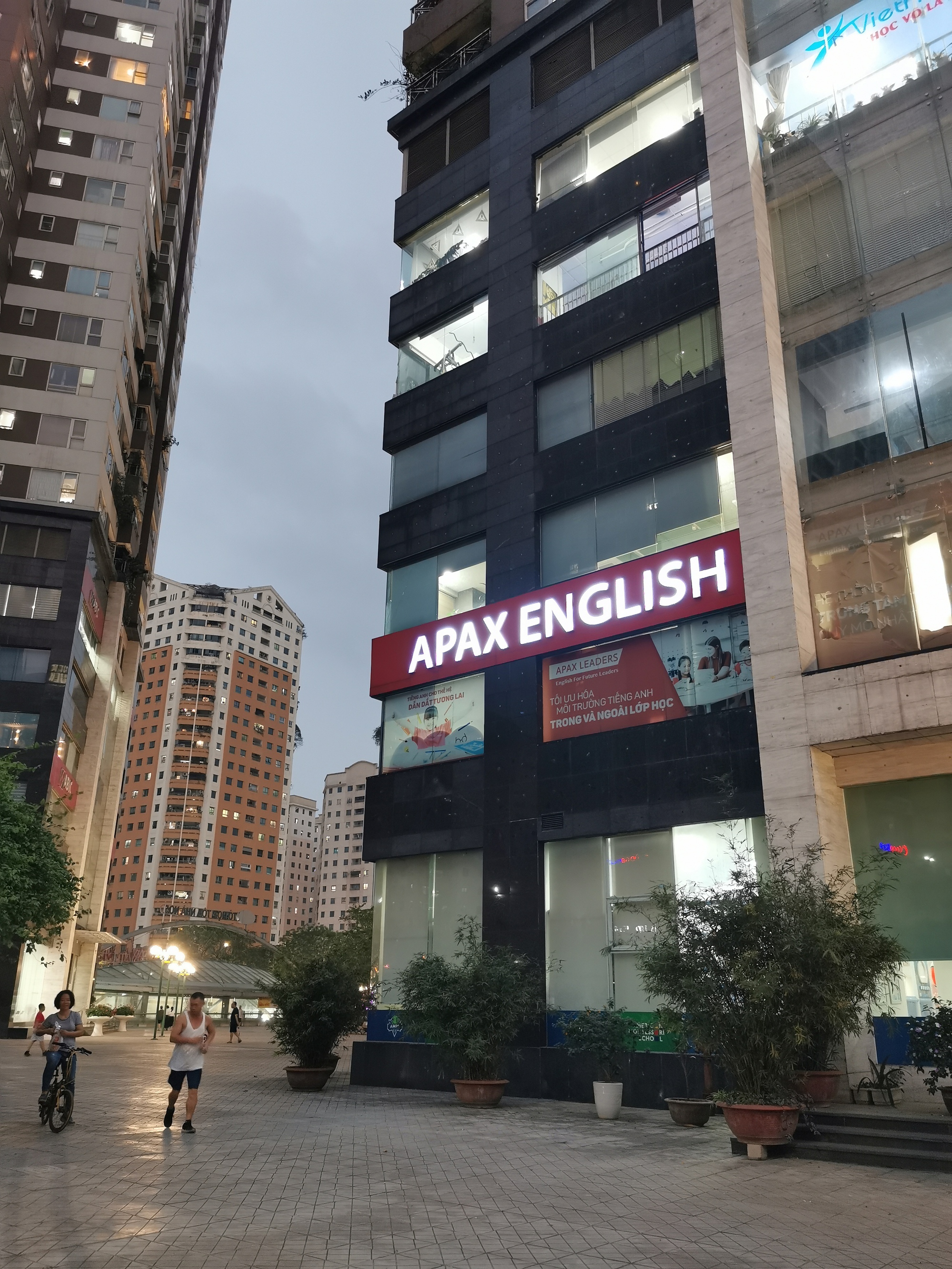 Hàng loạt trung tâm Anh ngữ Apax của Shark Thủy cửa đóng then cài - Ảnh 2. Hàng loạt trung tâm Anh ngữ Apax của Shark Thủy cửa đóng then cài - Ảnh 2.