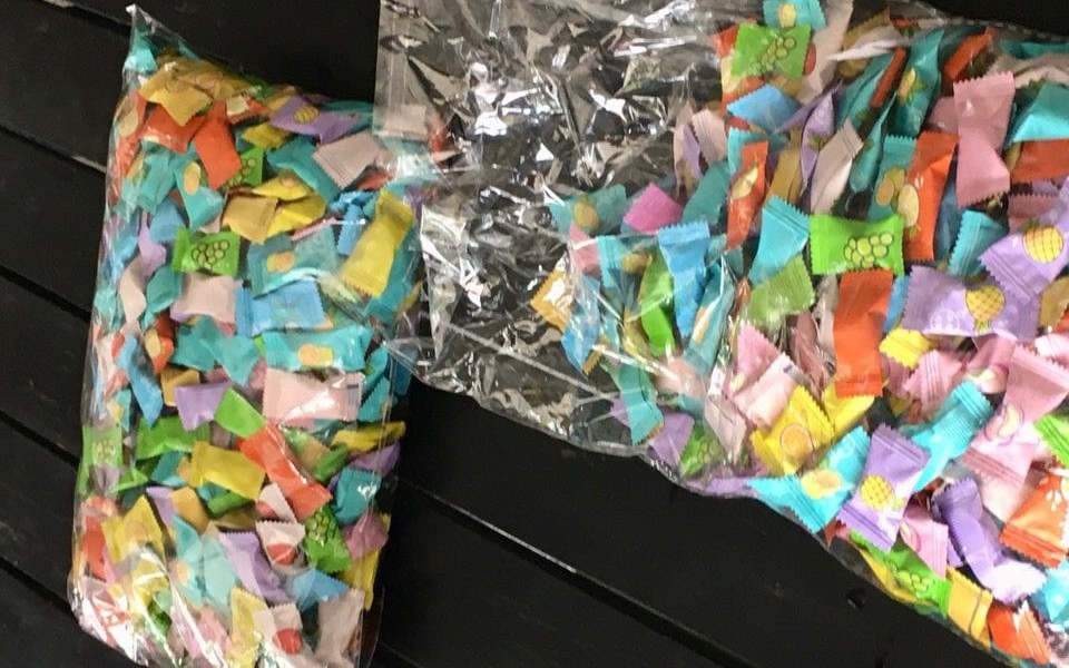 Ăn kẹo không rõ nguồn gốc trước cổng trường, 15 học sinh ở Quảng Ngãi bị ngộ độc
