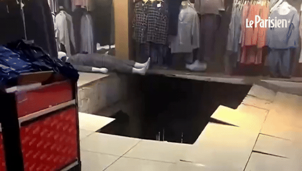 Video: Sàn siêu thị đổ sập khiến khách nữ lao thẳng xuống hố, camera hé lộ toàn bộ diễn biến kinh hoàng của vụ việc - Ảnh 2.