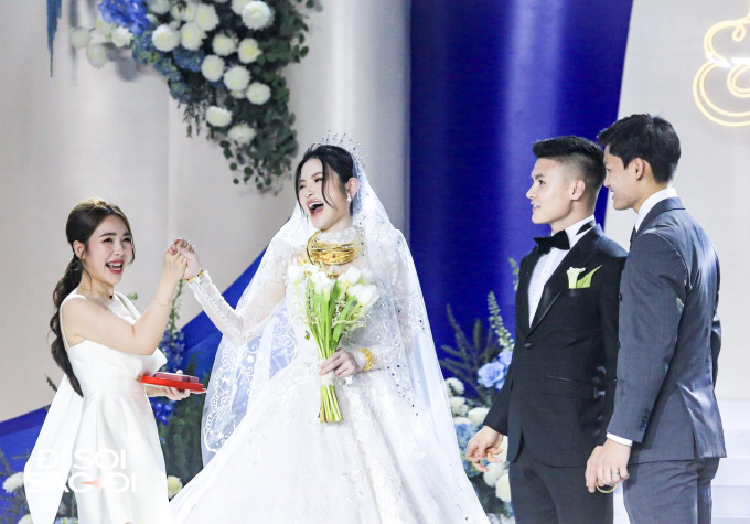 Hé lộ mối quan hệ của Chu Thanh Huyền và chị dâu Quang Hải qua khoảnh khắc trao quà cưới - Ảnh 3.