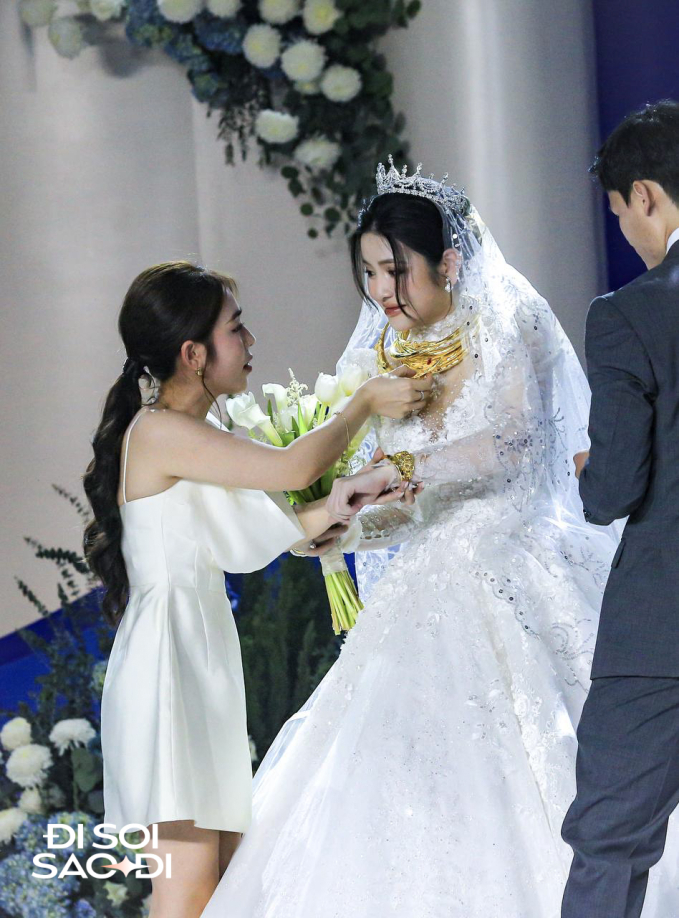 Hé lộ mối quan hệ của Chu Thanh Huyền và chị dâu Quang Hải qua khoảnh khắc trao quà cưới - Ảnh 2.