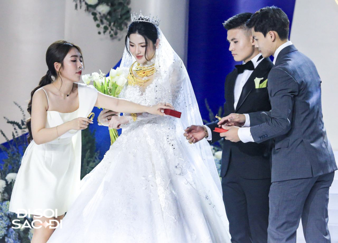 Hé lộ mối quan hệ của Chu Thanh Huyền và chị dâu Quang Hải qua khoảnh khắc trao quà cưới - Ảnh 1.