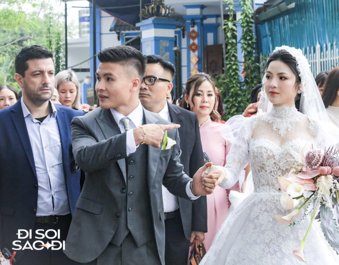 Quang Hải có hành động tinh tế 10 điểm với Chu Thanh Huyền ở đám cưới, lộ biểu cảm căng thẳng trước họ nhà gái- Ảnh 2.