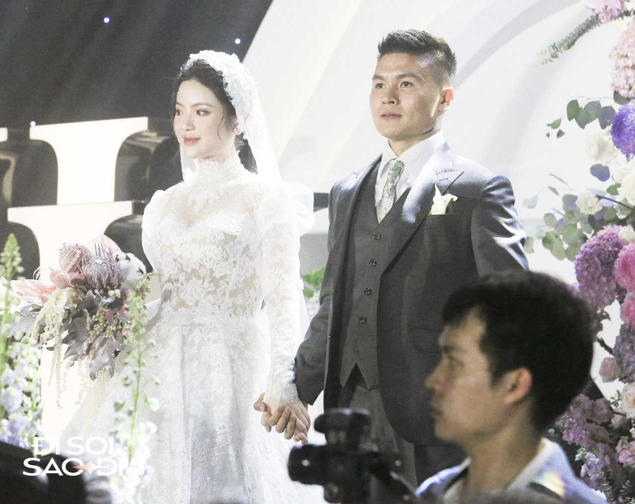 Quang Hải có hành động tinh tế 10 điểm với Chu Thanh Huyền ở đám cưới, lộ biểu cảm căng thẳng trước họ nhà gái- Ảnh 5.