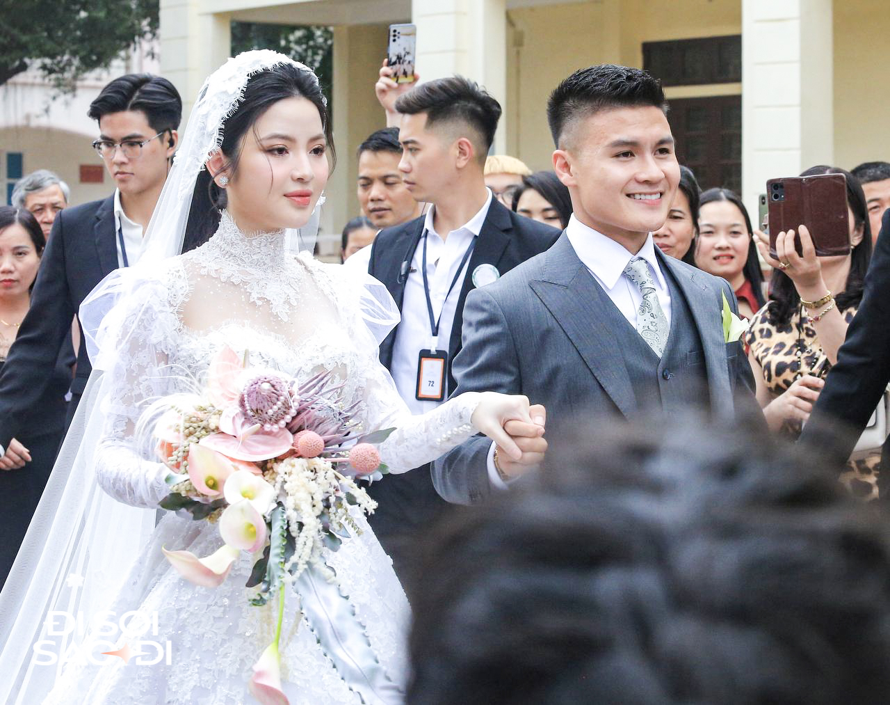 Quang Hải có hành động tinh tế 10 điểm với Chu Thanh Huyền ở đám cưới, lộ biểu cảm căng thẳng trước họ nhà gái- Ảnh 8.