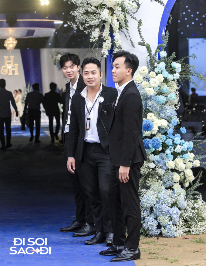 Quang Hải thuê dàn vệ sĩ hùng hậu bảo vệ Chu Thanh Huyền, không khác gì đám cưới sao hạng A showbiz - Ảnh 2.