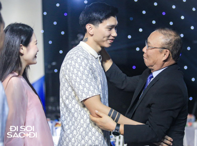 Hội ngộ tại đám cưới Quang Hải, thầy Park Hang-seo ôm Đoàn Văn Hậu, hỏi thăm chuyện Doãn Hải My mang bầu - Ảnh 2.