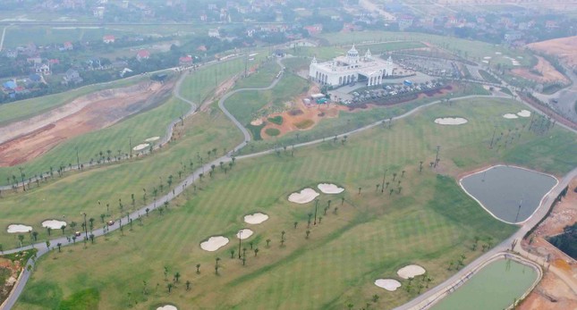 Người làm thuê sân golf ở Bắc Giang tử vong dưới hồ nước - Ảnh 1.