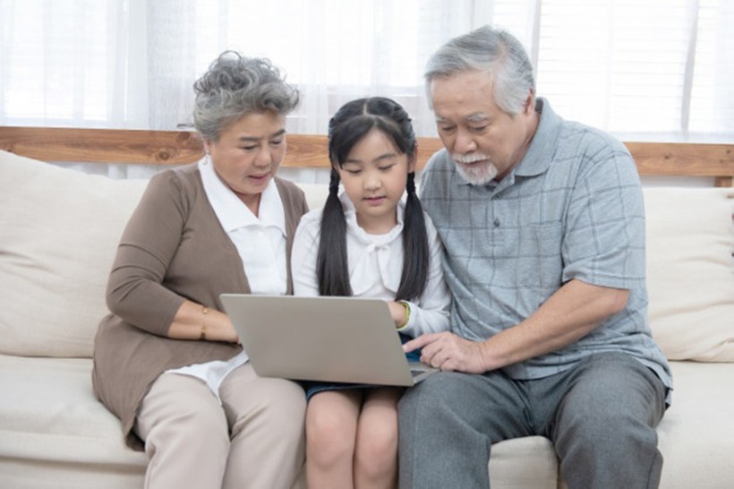 Kỹ năng gi&uacute;p &ocirc;ng b&agrave; gần gũi ch&aacute;u - Ảnh 3.