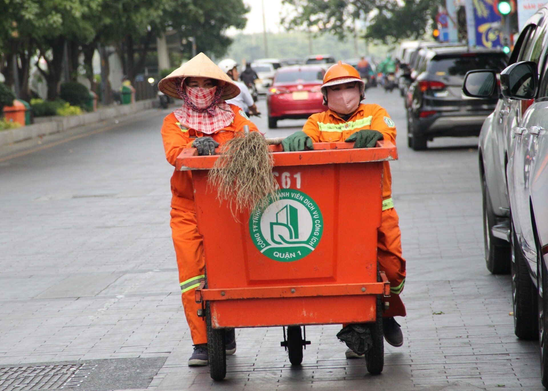 Nhọc nhằn mưu sinh dưới trời nắng nóng như đổ lửa ở TP.HCM - Ảnh 8.