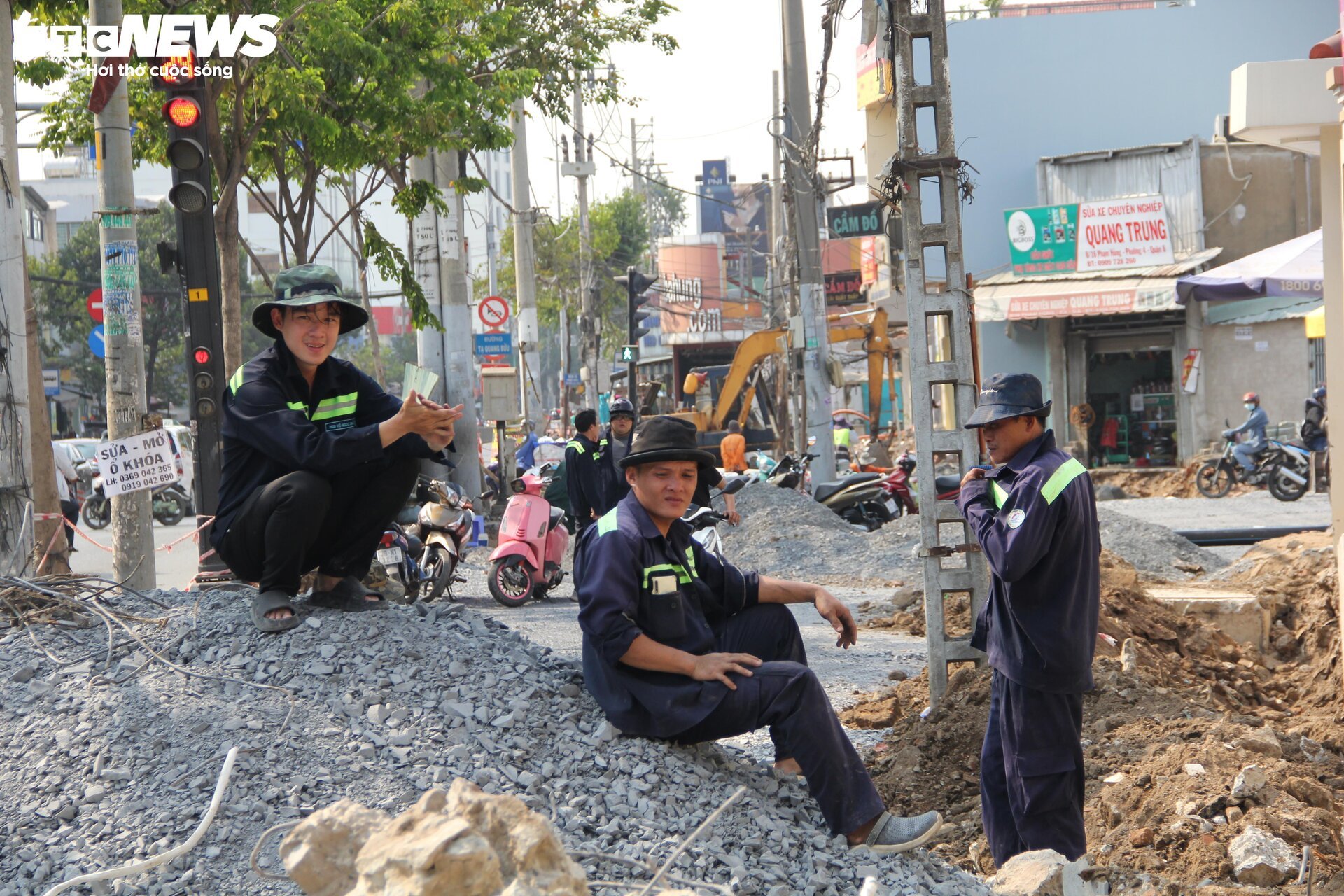 Nhọc nhằn mưu sinh dưới trời nắng nóng như đổ lửa ở TP.HCM - Ảnh 17.