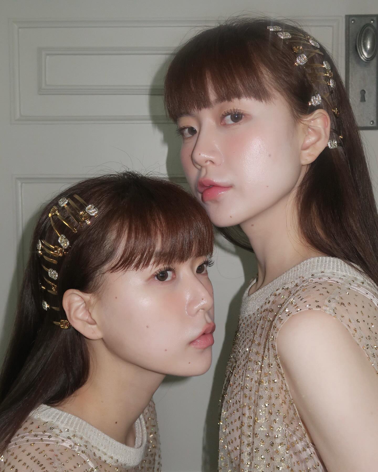 Cặp sinh đ&ocirc;i người H&agrave;n c&oacute; style đẹp đỉnh, nh&igrave;n chẳng ai nghĩ hơn 30 tuổi - Ảnh 2.