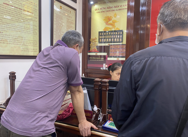Mang tiền đi mua vàng vì sợ gửi ngân hàng bị &quot;bốc hơi&quot; - Ảnh 2.
