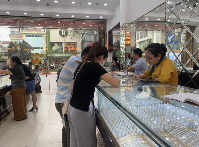 Mang tiền đi mua vàng vì sợ gửi ngân hàng bị &quot;bốc hơi&quot; - Ảnh 1.