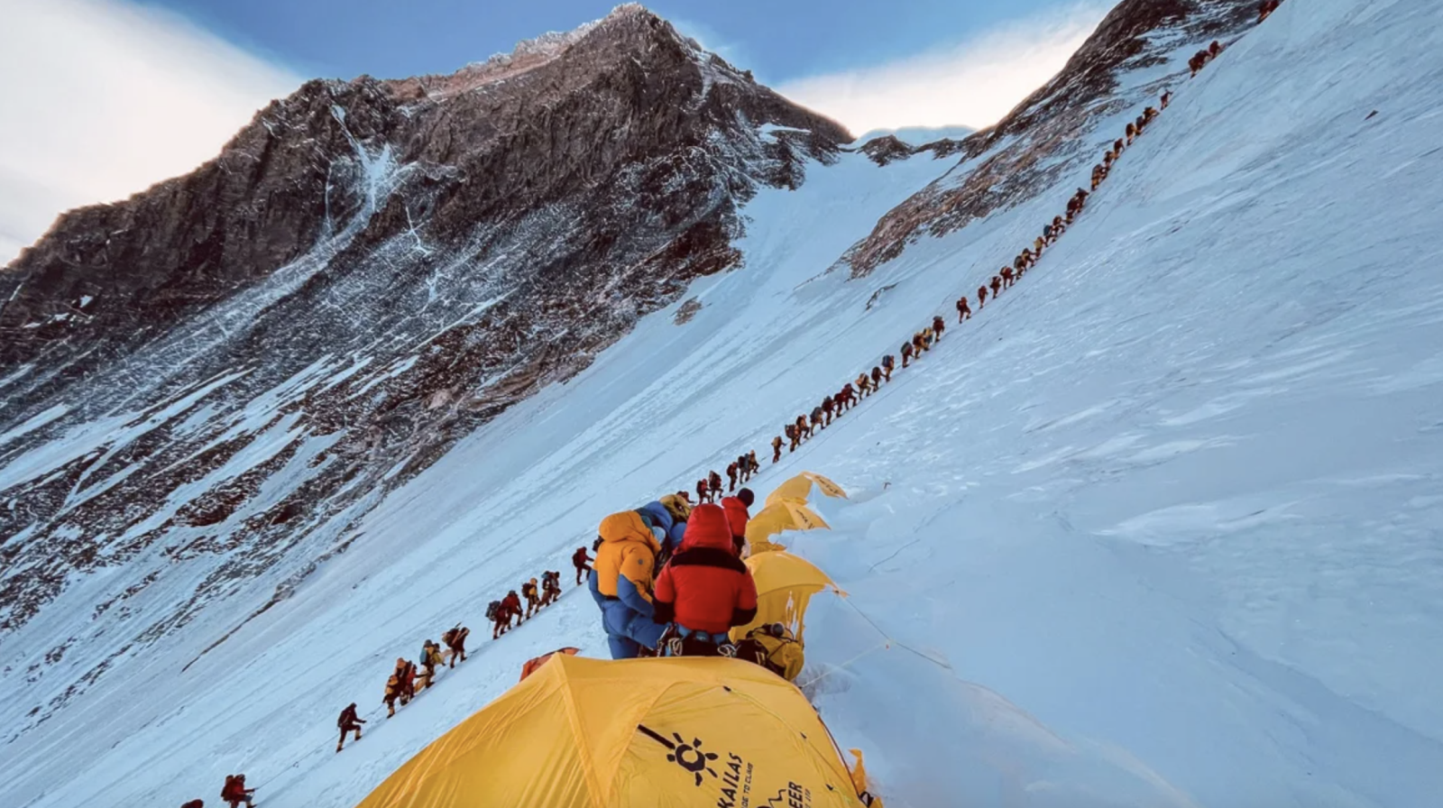 Nepal yêu cầu tất cả những người leo núi Everest phải gắn chip theo dõi - Ảnh 1.