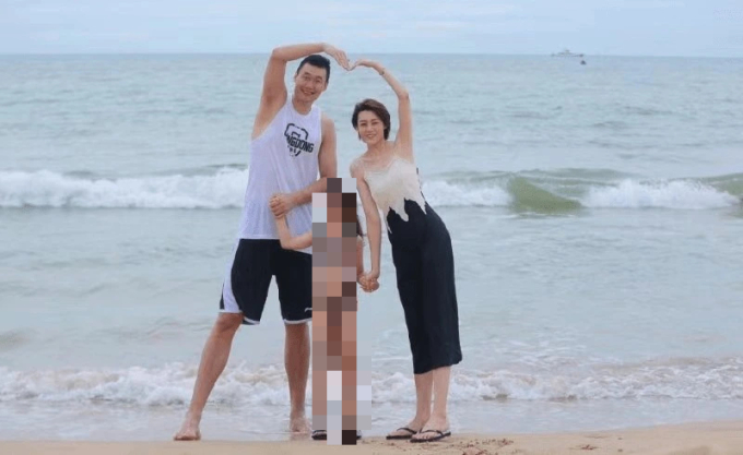 Sao b&oacute;ng rổ kết h&ocirc;n với b&agrave; x&atilde; cao tới 1m80, vẫn rơi v&agrave;o cảnh ch&ecirc;nh lệch chiều cao thấy r&otilde; - Ảnh 2.