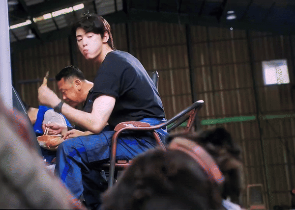 Nam thần đẹp trai nhất phim Hàn gây sốt cõi mạng chỉ nhờ ngồi ăn mì, netizen mê mẩn cơ bắp quá đỉnh- Ảnh 2.