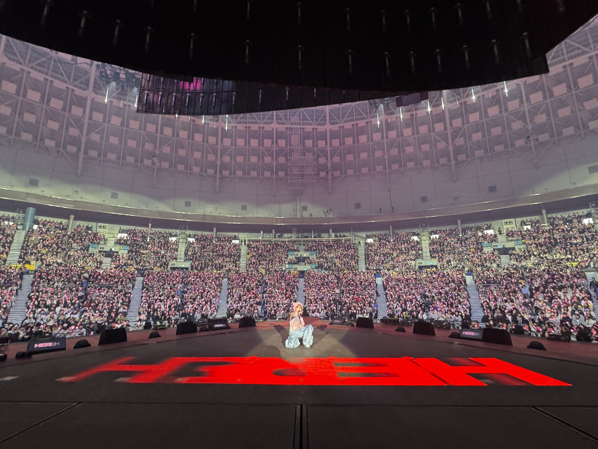 IU diễn đêm concert đầu tiên: Loạt sao ủng hộ, NewJeans làm khách mời, hé lộ cái kết mới của MV đóng với V!- Ảnh 10.