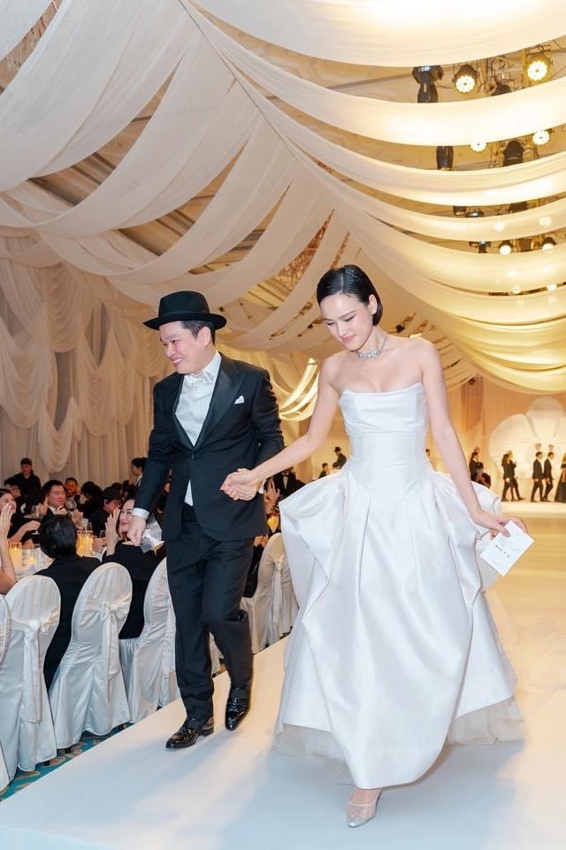 Siêu mẫu Tuyết Lan khoe dáng cực slay, thay tận 4 bộ váy gợi cảm trong đám cưới- Ảnh 2.