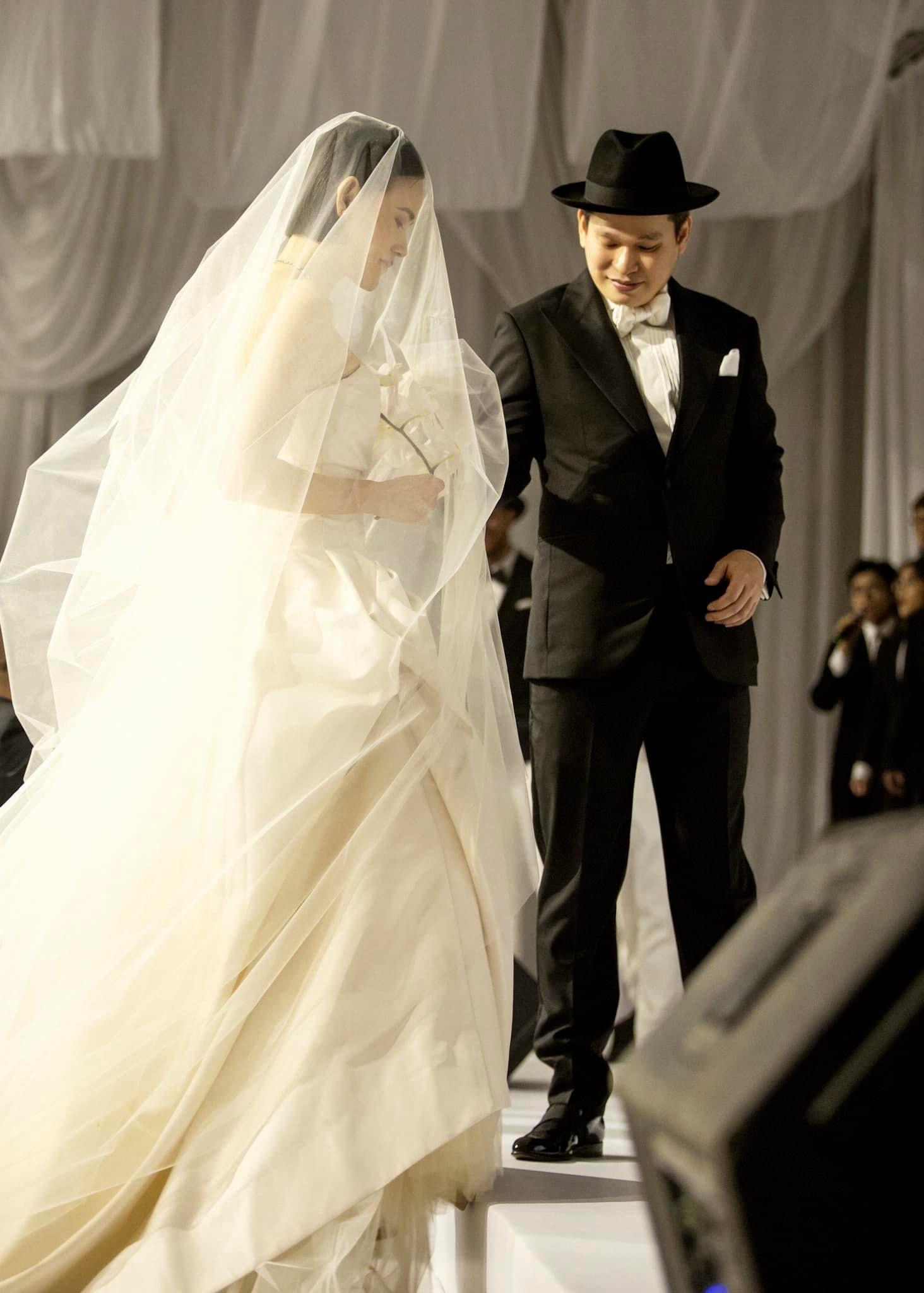 Siêu mẫu Tuyết Lan khoe dáng cực slay, thay tận 4 bộ váy gợi cảm trong đám cưới- Ảnh 1.