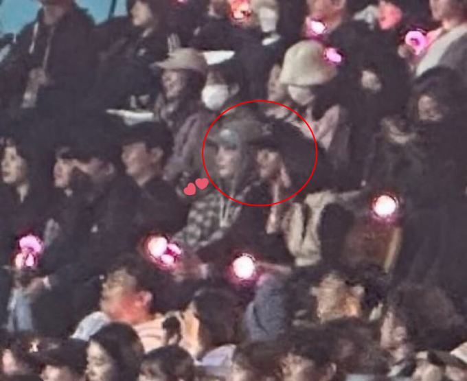 Dậy sóng ảnh Lee Jong Suk tới concert ủng hộ IU, thì ra bí quyết vun đắp tình cảm của cặp sao hạng A là đây - Ảnh 1.