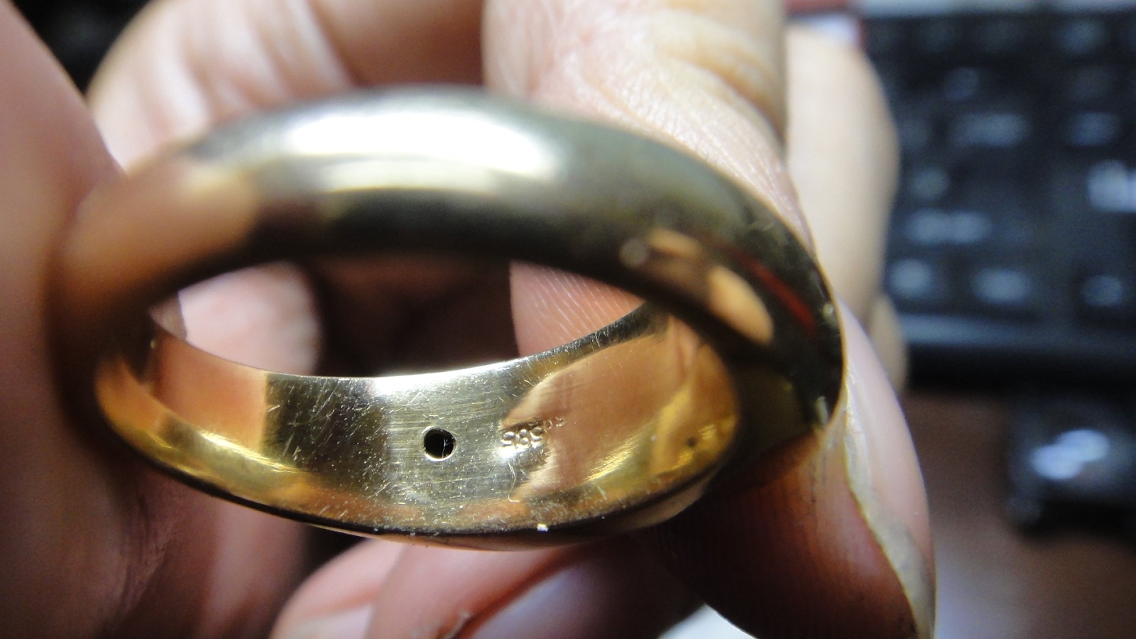 Mua lại chiếc nhẫn vàng của khách với giá hơn 27 triệu đồng, ông chủ tiệm kim hoàn phẫn uất khi phát hiện bên trong có &quot;chất lạ&quot; - Ảnh 4.