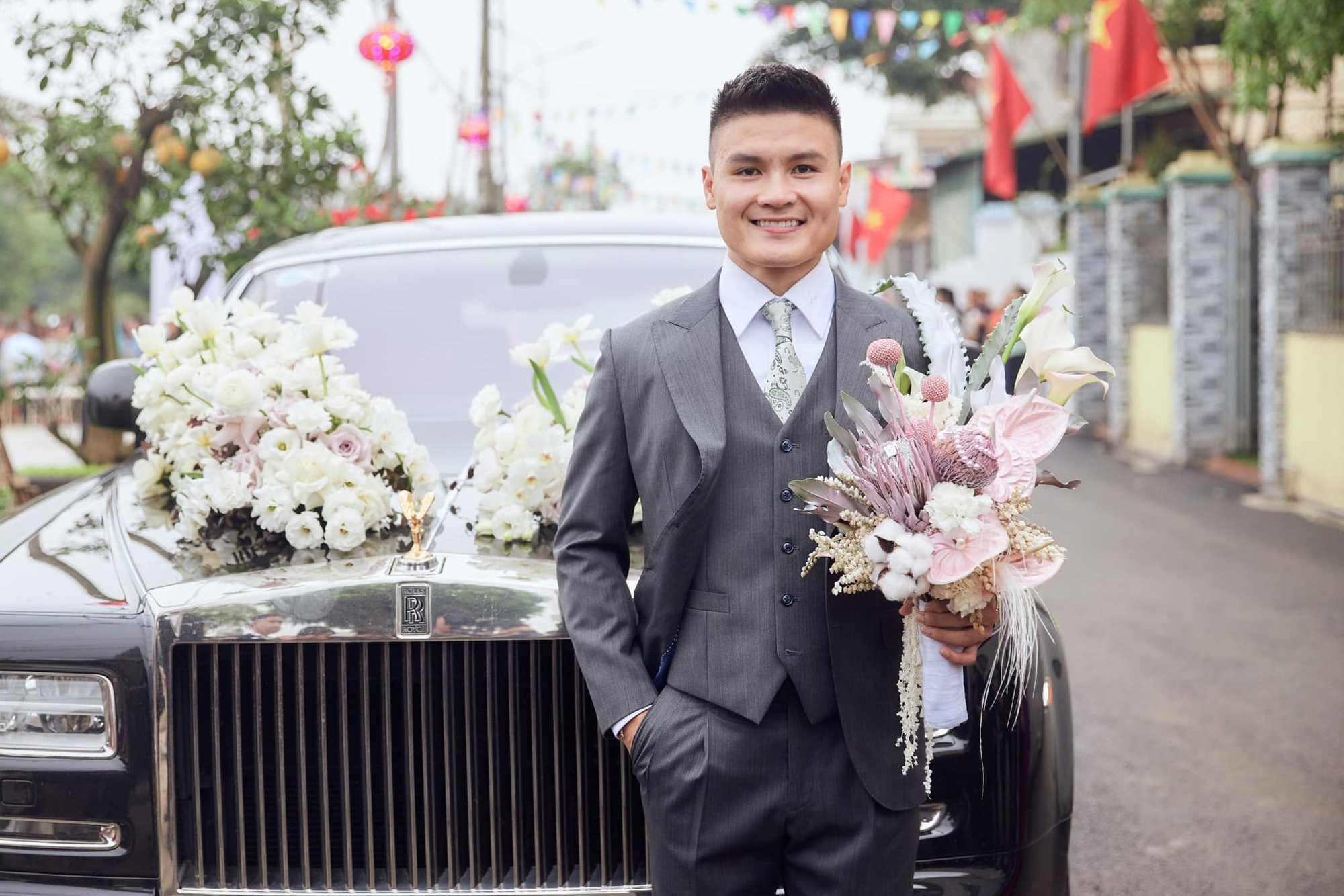 Khách dự đám cưới Quang Hải - Chu Thanh Huyền ở quê nhà đi xe “sang xịn mịn” cỡ nào?- Ảnh 1.