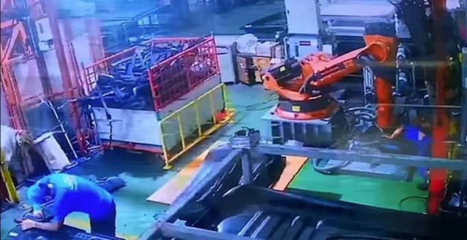 Robot ''tấn công'' tàn bạo khiến kỹ sư tại nhà máy Thái Lan tử vong, camera an ninh ghi lại toàn bộ diễn biến gây ám ảnh - Ảnh 1.