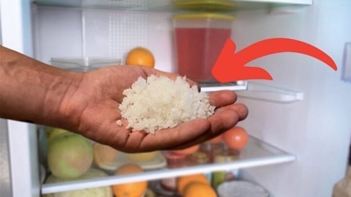 Đặt bát muối trong tủ lạnh có công dụng gì? - Ảnh 1.