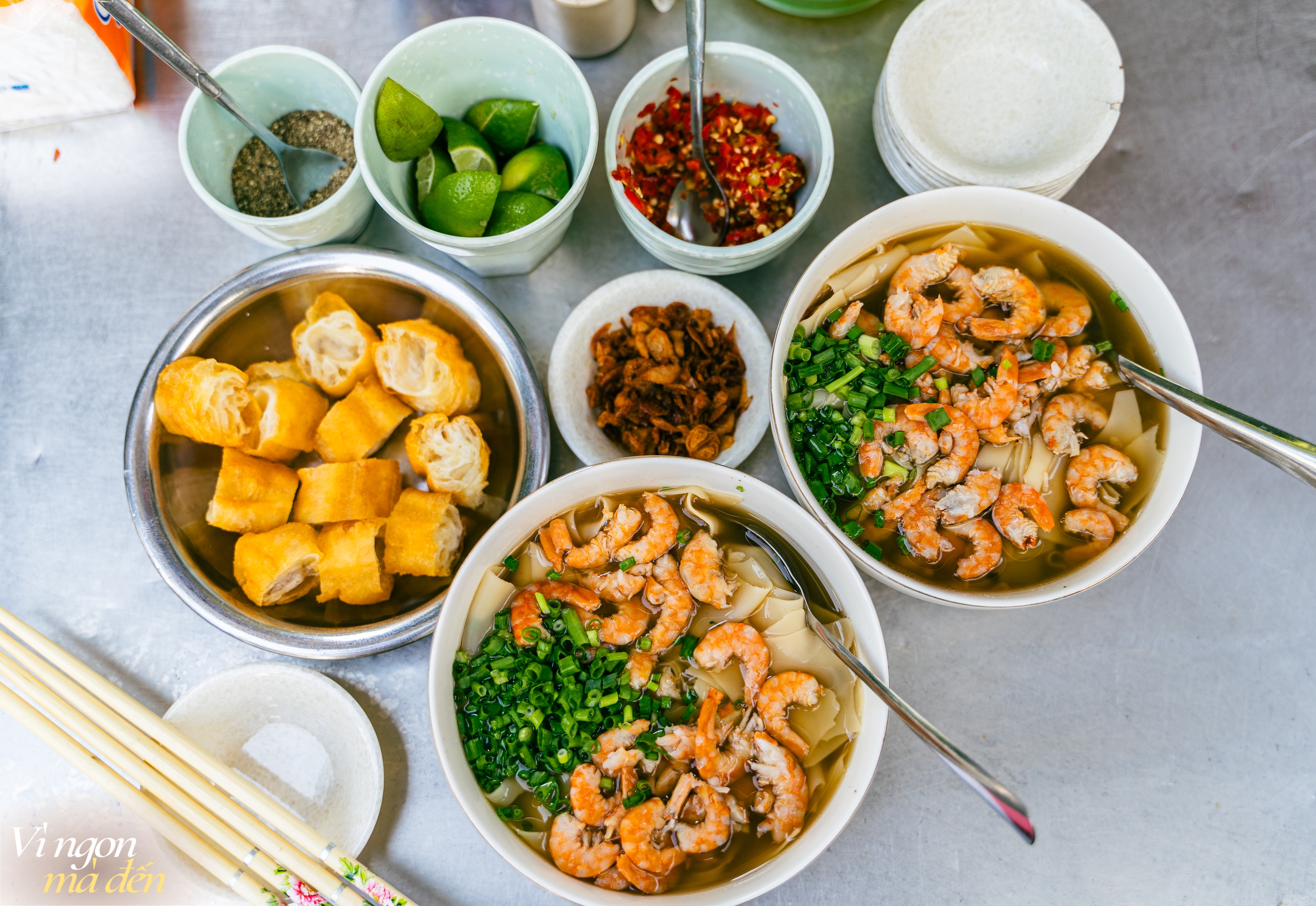 Tiệm hoành thánh lá đầy ắp tôm khô của cô chủ vui tính bán 10 nồi trong 2 tiếng là hết hàng, nhất quyết không bán thêm vì... muốn nghỉ ngơi - Ảnh 4. Tiệm hoành thánh lá đầy ắp tôm khô của cô chủ vui tính bán 10 nồi trong 2 tiếng là hết hàng, nhất quyết không bán thêm vì... muốn nghỉ ngơi - Ảnh 4.
