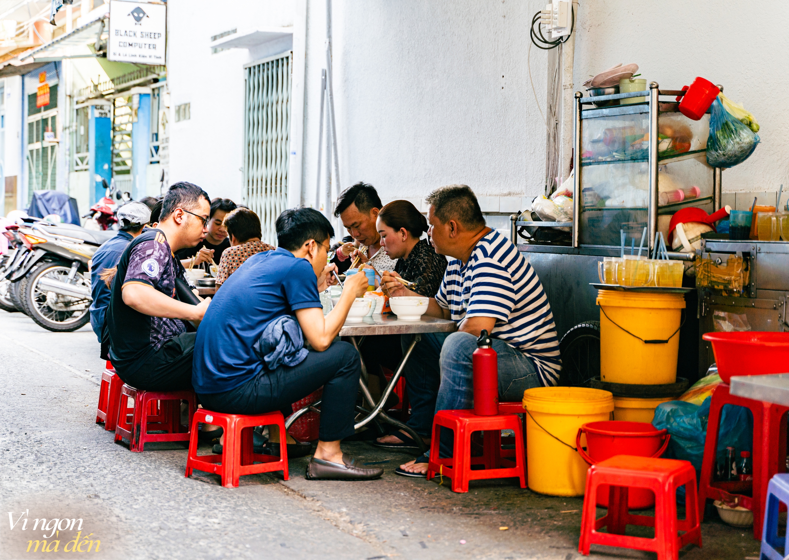 Tiệm hoành thánh lá đầy ắp tôm khô của cô chủ vui tính bán 10 nồi trong 2 tiếng là hết hàng, nhất quyết không bán thêm vì... muốn nghỉ ngơi - Ảnh 15.