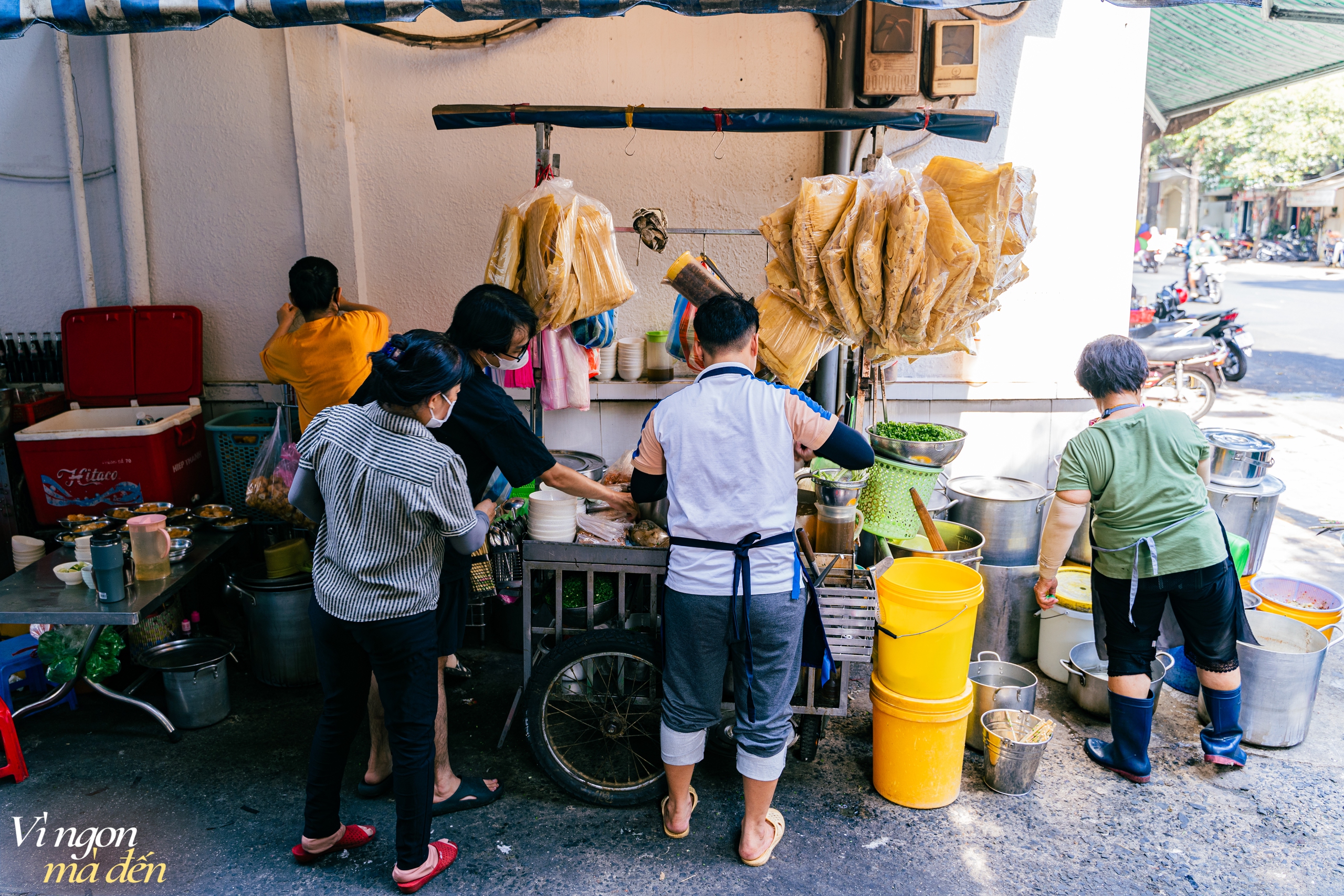 Tiệm hoành thánh lá đầy ắp tôm khô của cô chủ vui tính bán 10 nồi trong 2 tiếng là hết hàng, nhất quyết không bán thêm vì... muốn nghỉ ngơi - Ảnh 12.