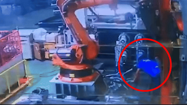 Robot ''tấn công'' tàn bạo khiến kỹ sư tại nhà máy Thái Lan tử vong, camera an ninh ghi lại toàn bộ diễn biến gây ám ảnh - Ảnh 2.